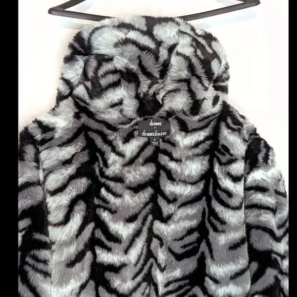Exquisite DENNIS BASSO Sz 1X Gray, White & Black Womens REVERSIBLE Faux Fur Coat - Picture 3 of 6